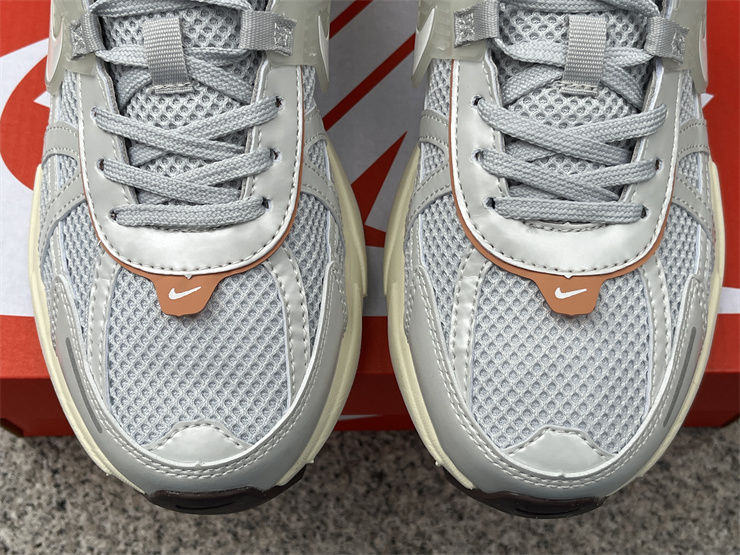 Thumbnail: Nike V2K Run