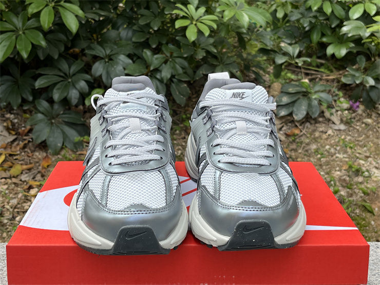 Thumbnail: Nike V2K Run "Pure Platinum Wolf Grey"