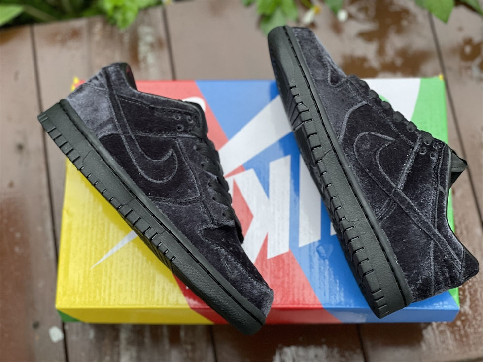 Thumbnail: Dover Street Market x Nike Dunk - Low "Black Velvet"