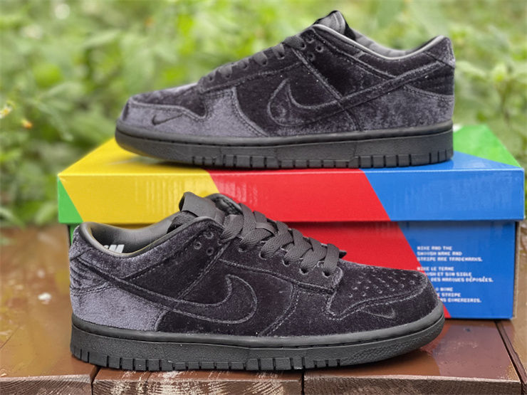 Thumbnail: Dover Street Market x Nike Dunk - Low "Black Velvet"