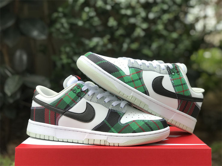 Thumbnail: Nike Dunk - Low "Tartan Plaid"