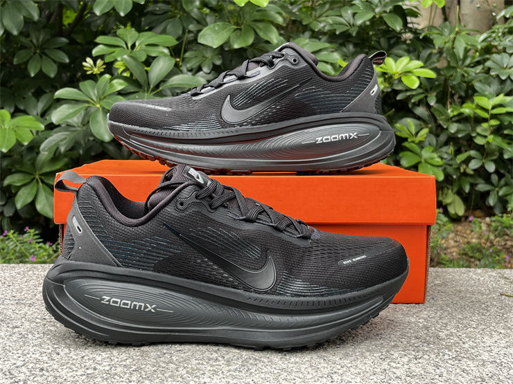 Thumbnail: Nike Air Vomero 18 "Triple Black"
