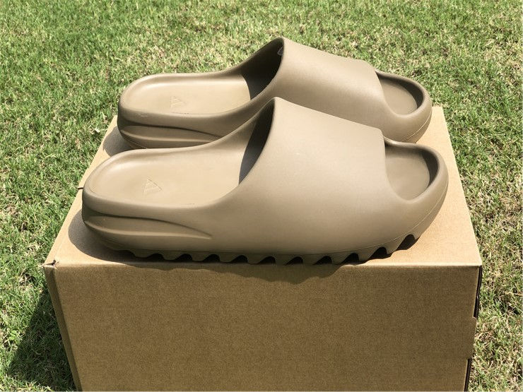 Yeezy Slides "Earth Brown"