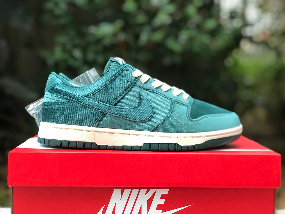 Thumbnail: Nike Dunk - Low "Green Velvet"