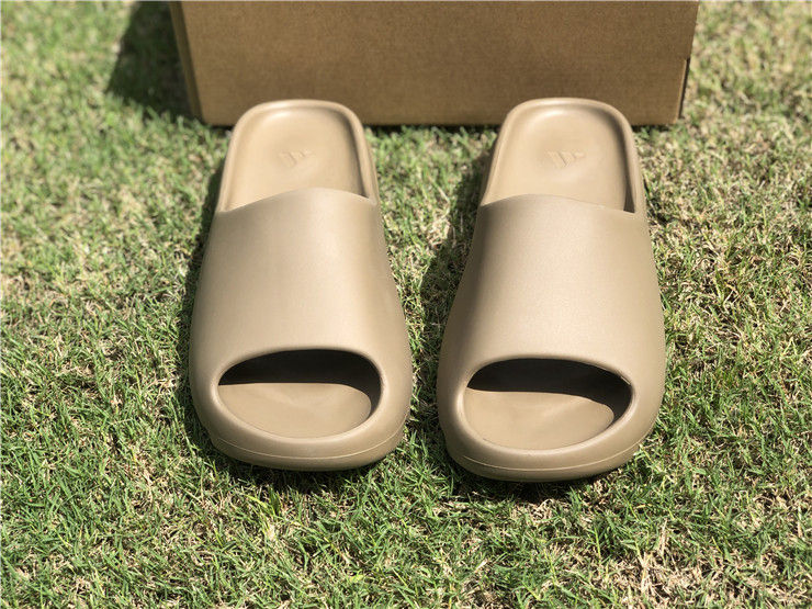 Thumbnail: Yeezy Slides "Earth Brown"