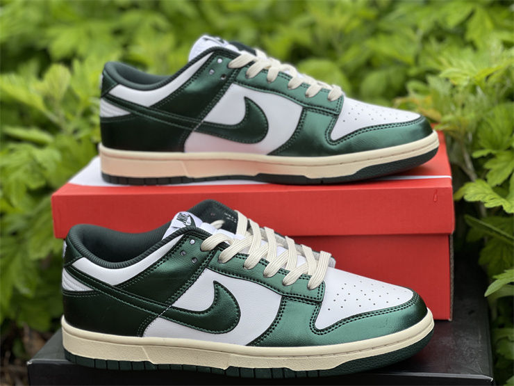 Thumbnail: Nike Dunk - Low "Vintage Green"