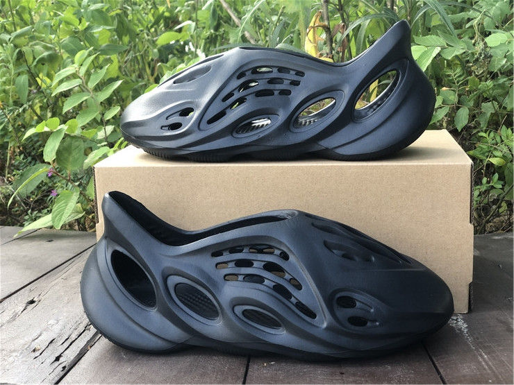 Thumbnail: Yeezy Foam Runner "Carbon"