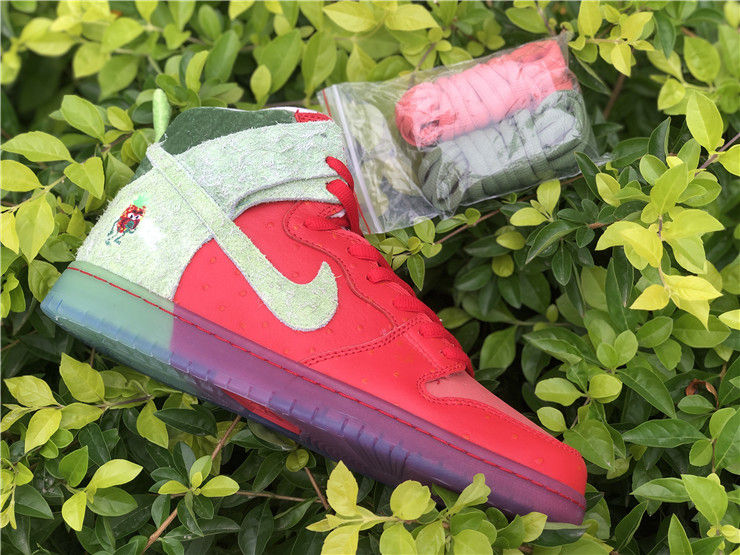 Thumbnail: Nike Dunk - High "Strawberry Cough"