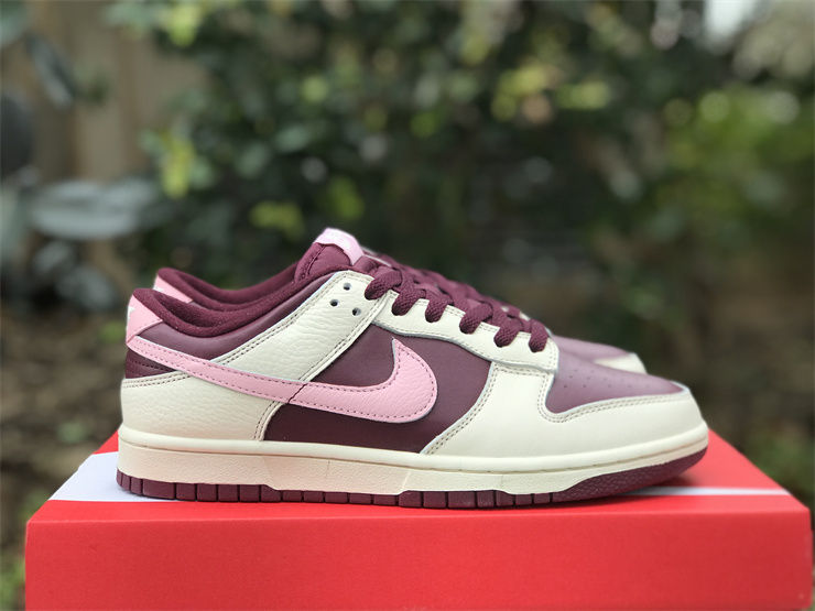 Thumbnail: Nike Dunk - Low "Valentine's Day"