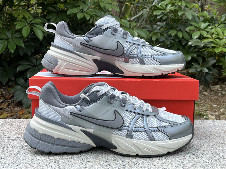 Thumbnail: Nike V2K Run "Pure Platinum Wolf Grey"