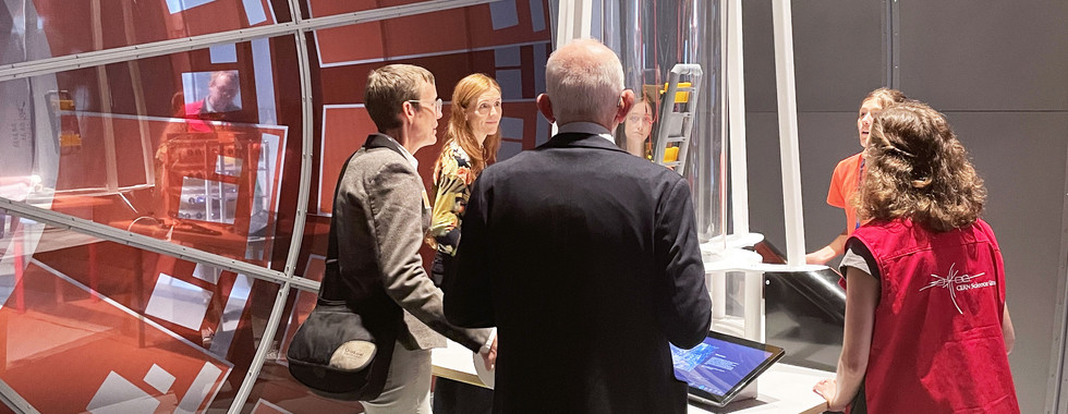 Visiteurs de l'exposition autour d'une table de manipulation