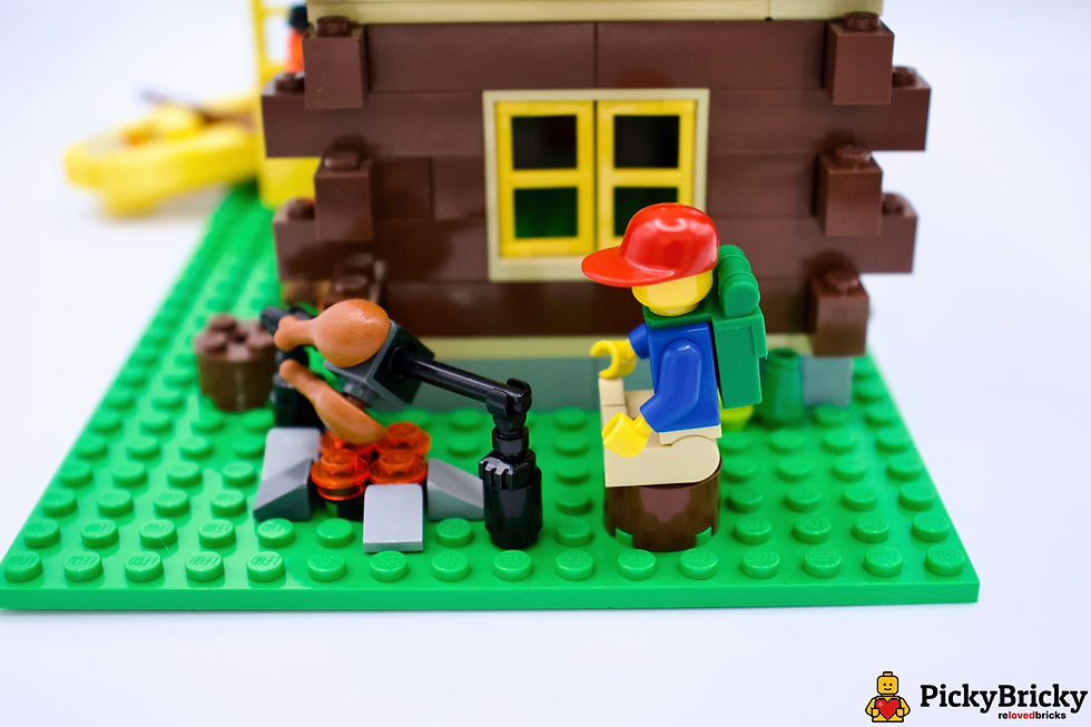 Miniaturbild: LEGO Creator 5766 Blockhütte: Rustikales Haus mit dunkelrotem Dach, Kanu, Baum und einer Camper-Minifigur