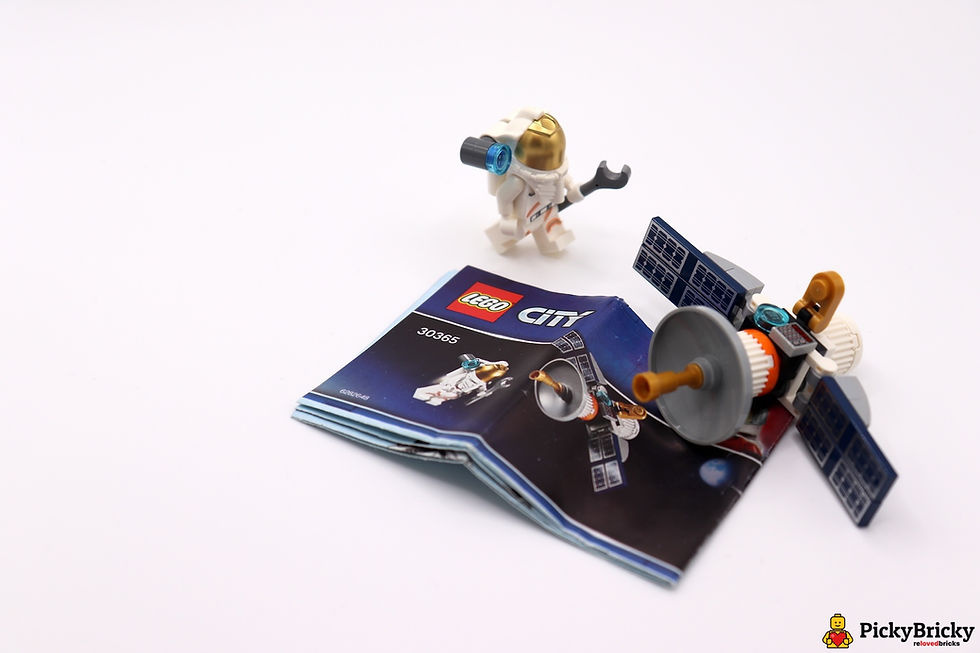 LEGO City 30365 Weltraum-Satellit Polybag mit Astronauten-Minifigur und Satellit mit Solarpanels