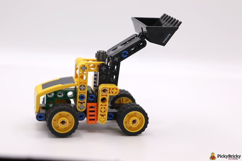 Miniaturbild: EGO 30433 Technic Volvo Radlader. Kompaktes Modell mit funktionsfähiger Schaufel in typischem Gelb und Schwarz