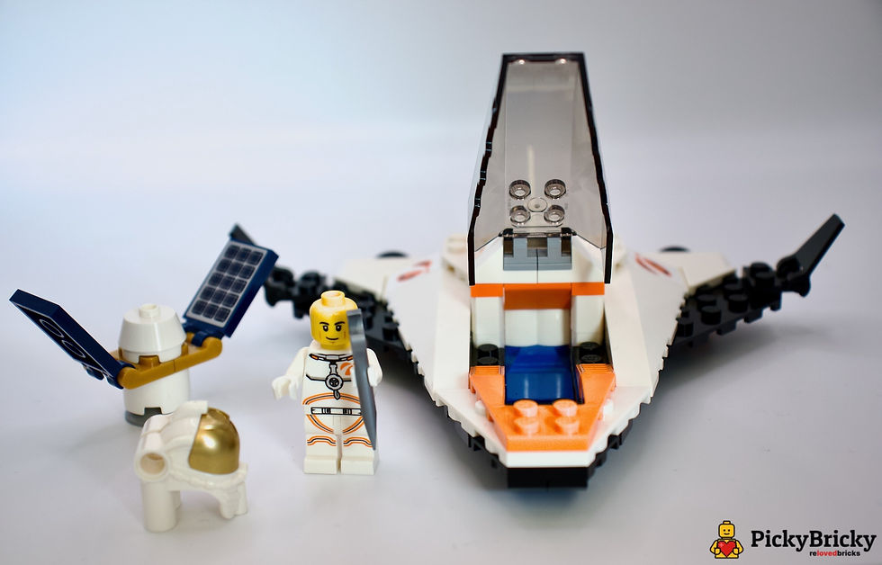 Miniaturbild: LEGO 60224 Weltraummission Satellitenwartung. Weiß-orangefarbenes Shuttle mit Satellit und Minifigur