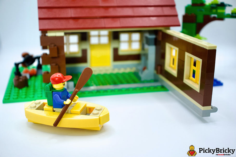 Miniaturbild: LEGO Creator 5766 Blockhütte: Rustikales Haus mit dunkelrotem Dach, Kanu, Baum und einer Camper-Minifigur