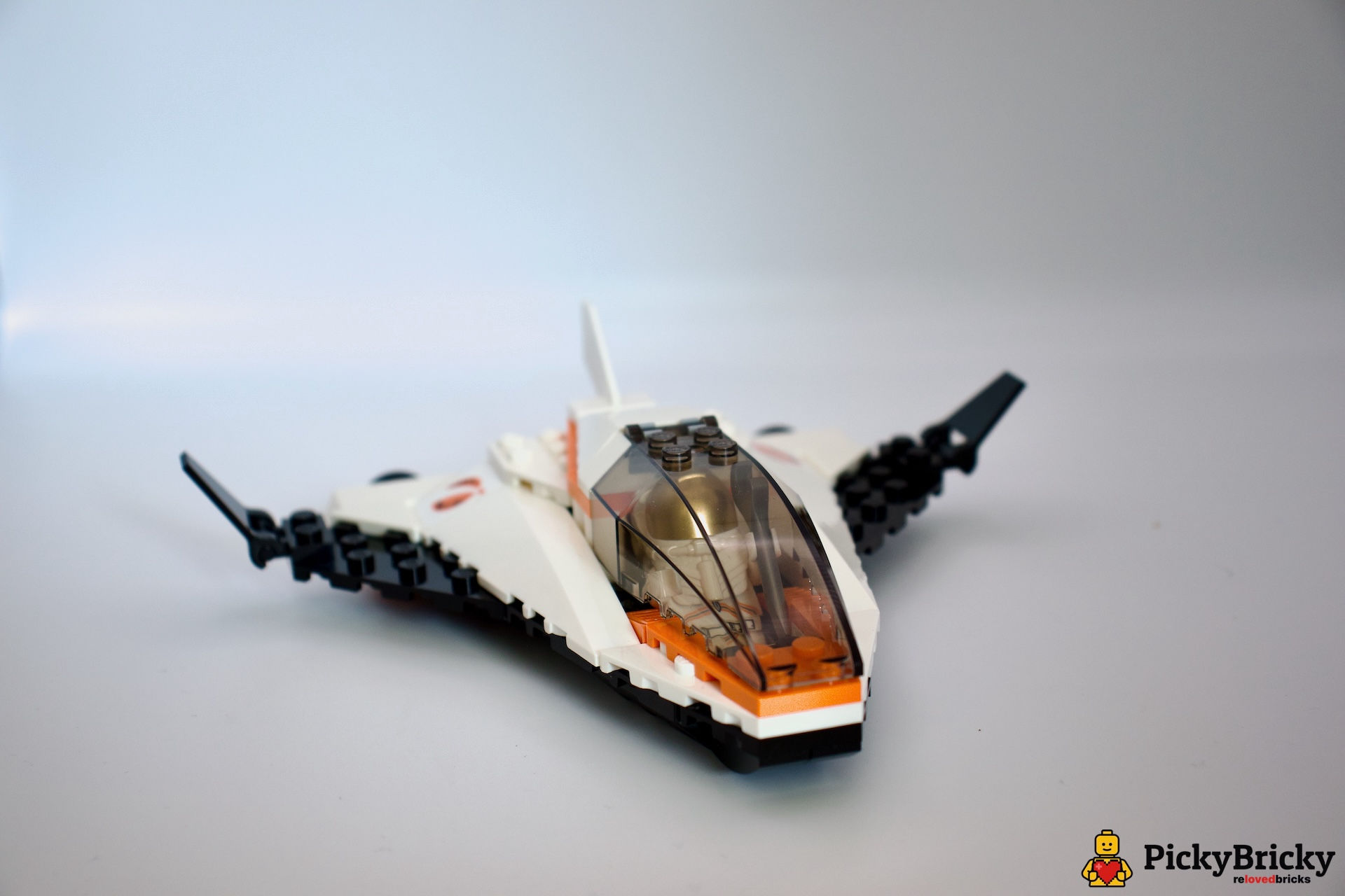 LEGO 60224 Weltraummission Satellitenwartung. Weiß-orangefarbenes Shuttle mit Satellit und Minifigur