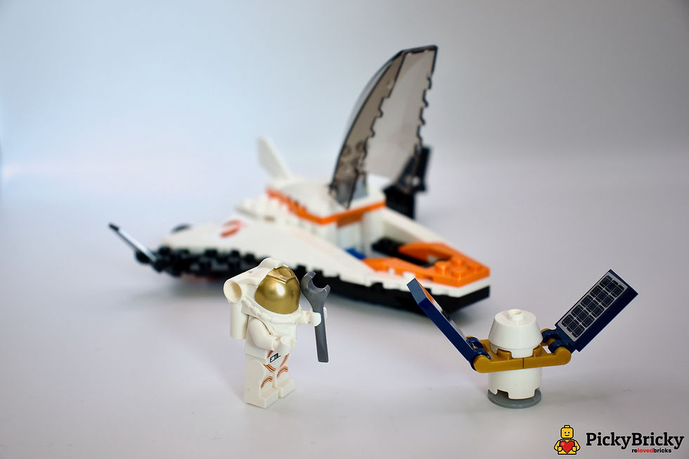 LEGO 60224 Weltraummission Satellitenwartung. Weiß-orangefarbenes Shuttle mit Satellit und Minifigur