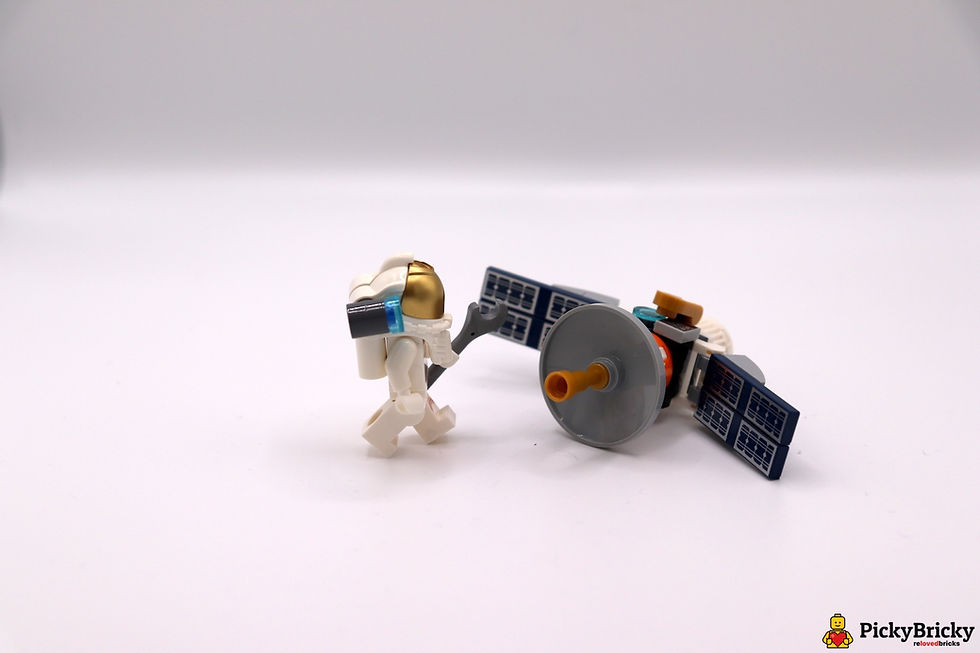 LEGO City 30365 Weltraum-Satellit Polybag mit Astronauten-Minifigur und Satellit mit Solarpanels