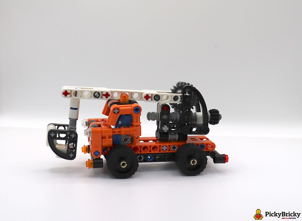 Miniaturbild: LEGO Technic 42088 Hubarbeitsbühne. Orangefarbenes Baufahrzeug mit mechanischem Hubarm, Korb und großen Reifen