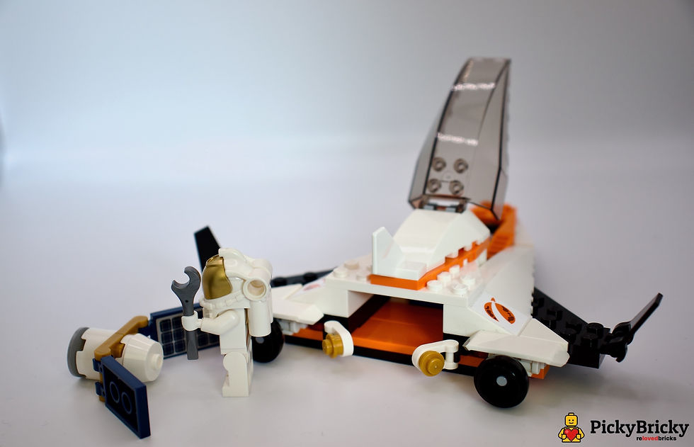Miniaturbild: LEGO 60224 Weltraummission Satellitenwartung. Weiß-orangefarbenes Shuttle mit Satellit und Minifigur