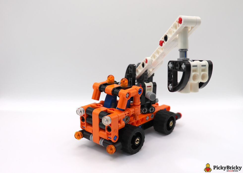 Miniaturbild: LEGO Technic 42088 Hubarbeitsbühne. Orangefarbenes Baufahrzeug mit mechanischem Hubarm, Korb und großen Reifen