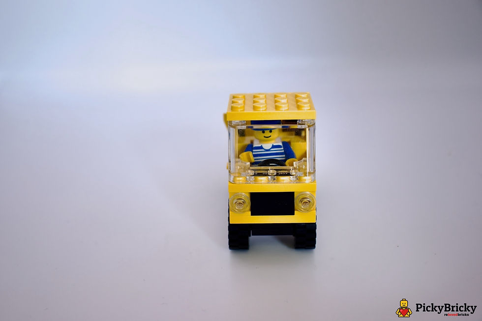 LEGO 6527: Gelb-schwarzer Lastwagen mit kippbarer Mulde, Minifigur im blauen Anzug und Zubehör (Schaufel/Besen)