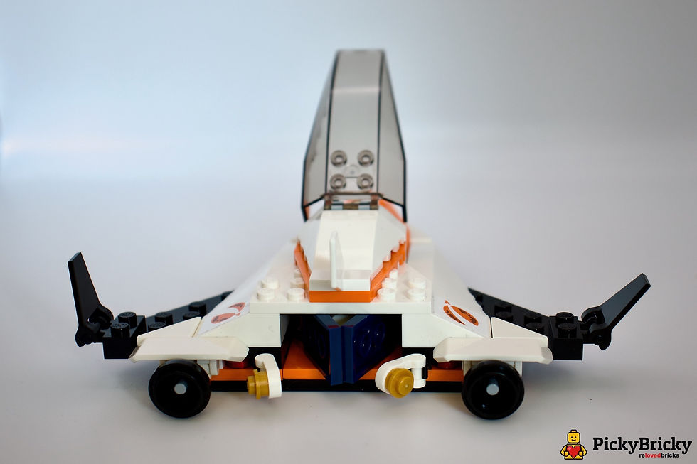 Miniaturbild: LEGO 60224 Weltraummission Satellitenwartung. Weiß-orangefarbenes Shuttle mit Satellit und Minifigur