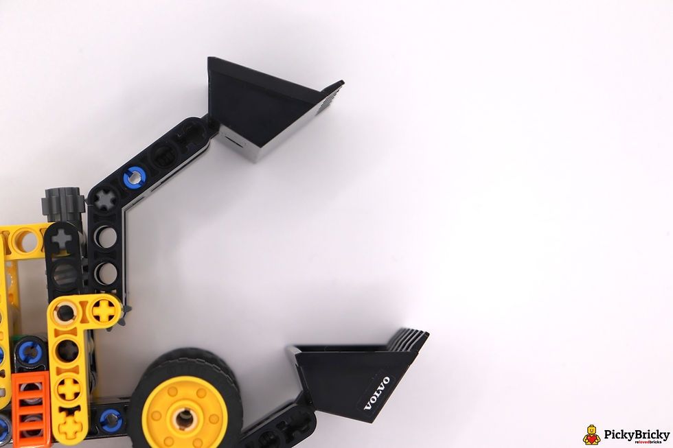 EGO 30433 Technic Volvo Radlader. Kompaktes Modell mit funktionsfähiger Schaufel in typischem Gelb und Schwarz