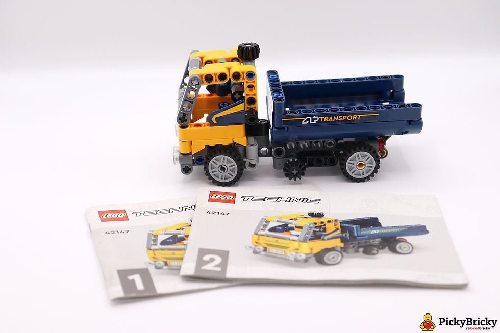 LEGO Technic 42147 Kipplaster. Blaues Modell mit Kippfunktion, umbaubar in einen Spielzeug-Bagger