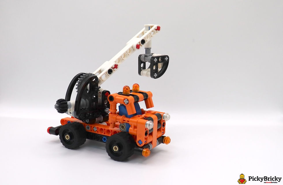Miniaturbild: LEGO Technic 42088 Hubarbeitsbühne. Orangefarbenes Baufahrzeug mit mechanischem Hubarm, Korb und großen Reifen