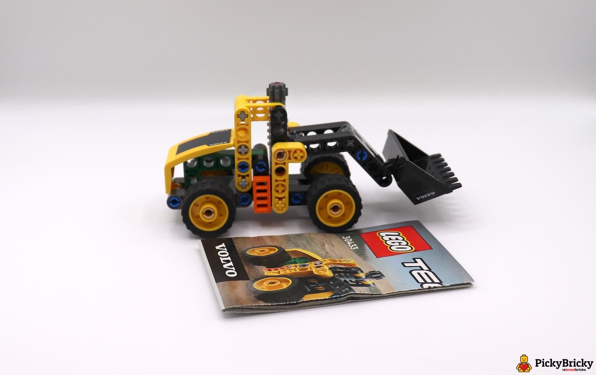 EGO 30433 Technic Volvo Radlader. Kompaktes Modell mit funktionsfähiger Schaufel in typischem Gelb und Schwarz