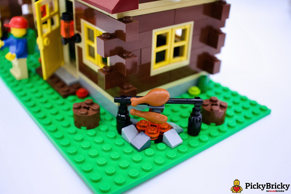 Miniaturbild: LEGO Creator 5766 Blockhütte: Rustikales Haus mit dunkelrotem Dach, Kanu, Baum und einer Camper-Minifigur