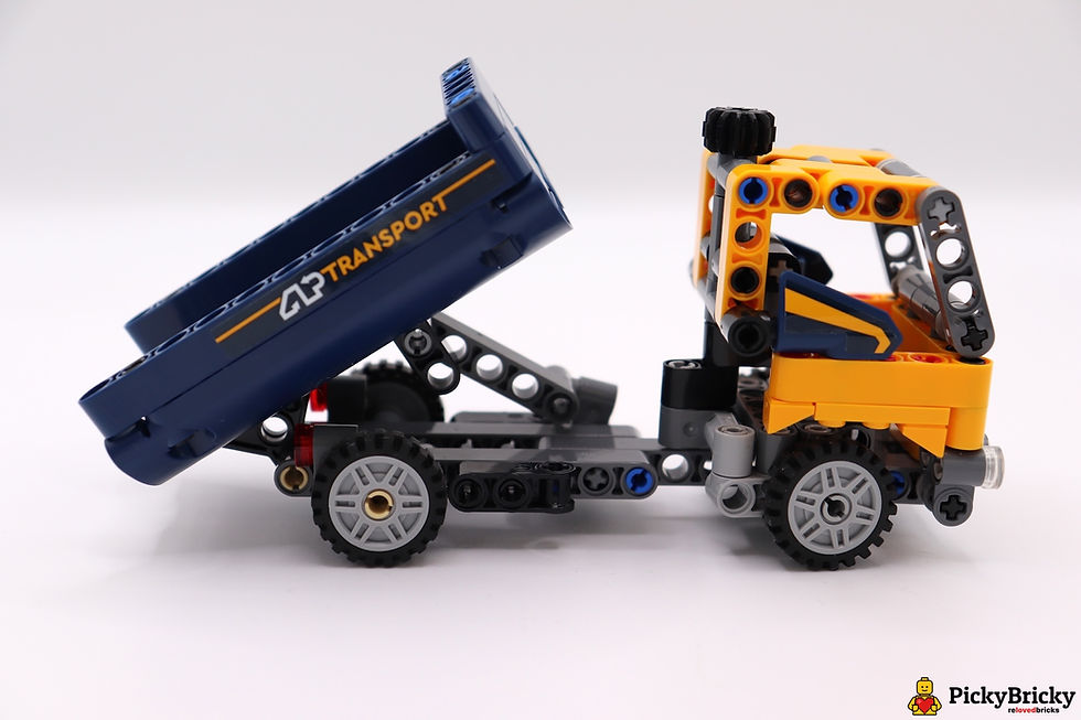 Miniaturbild: LEGO Technic 42147 Kipplaster. Blaues Modell mit Kippfunktion, umbaubar in einen Spielzeug-Bagger