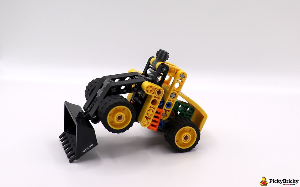 EGO 30433 Technic Volvo Radlader. Kompaktes Modell mit funktionsfähiger Schaufel in typischem Gelb und Schwarz