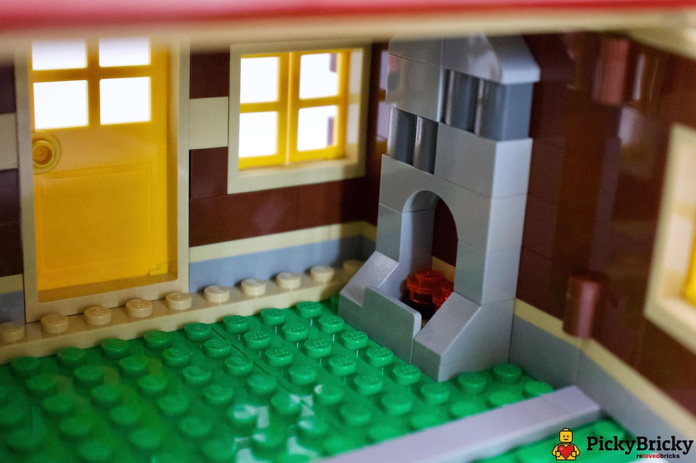LEGO Creator 5766 Blockhütte: Rustikales Haus mit dunkelrotem Dach, Kanu, Baum und einer Camper-Minifigur