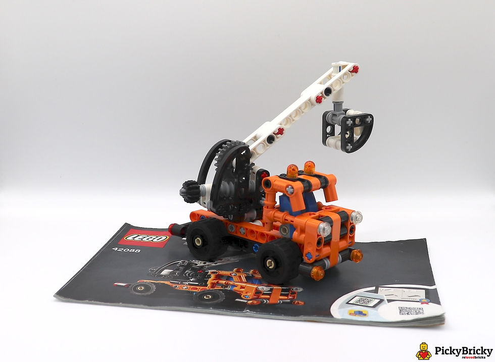 LEGO Technic 42088 Hubarbeitsbühne. Orangefarbenes Baufahrzeug mit mechanischem Hubarm, Korb und großen Reifen