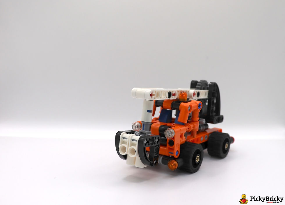 LEGO Technic 42088 Hubarbeitsbühne. Orangefarbenes Baufahrzeug mit mechanischem Hubarm, Korb und großen Reifen