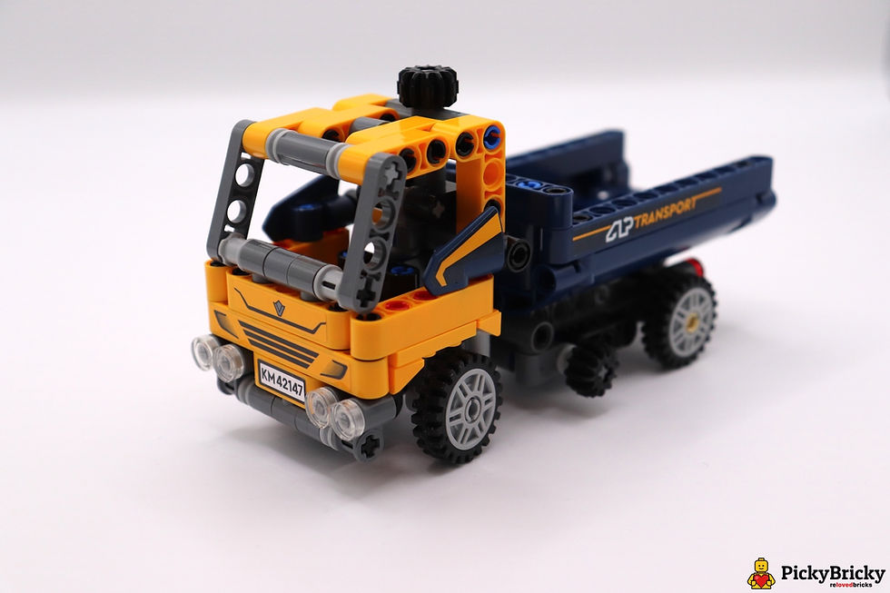 Miniaturbild: LEGO Technic 42147 Kipplaster. Blaues Modell mit Kippfunktion, umbaubar in einen Spielzeug-Bagger