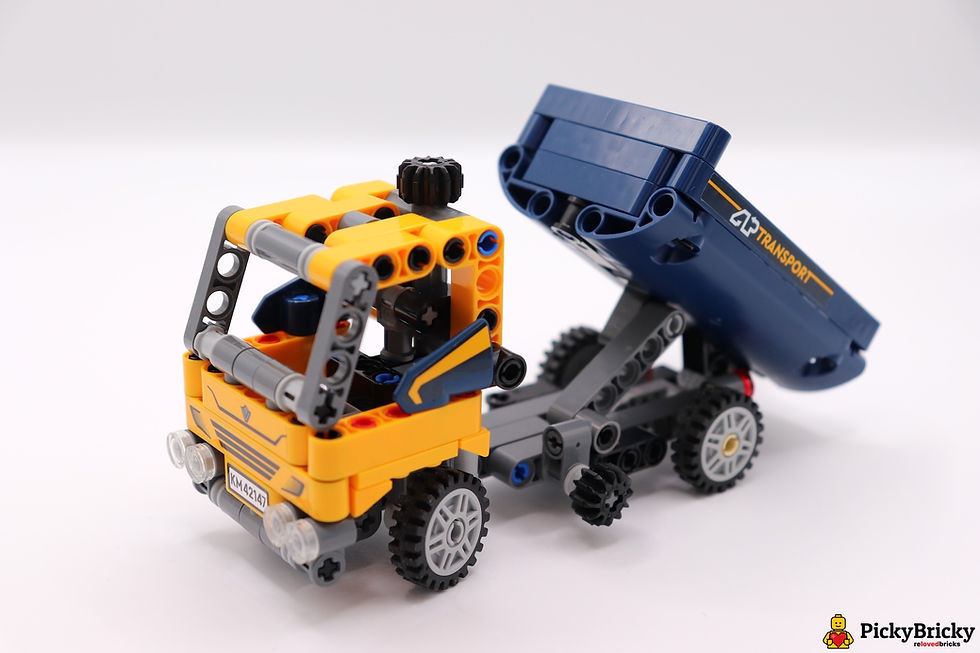 LEGO Technic 42147 Kipplaster. Blaues Modell mit Kippfunktion, umbaubar in einen Spielzeug-Bagger