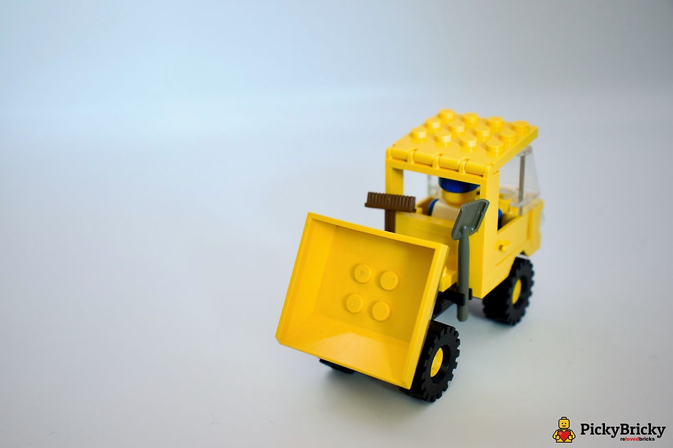 Miniaturbild: LEGO 6527: Gelb-schwarzer Lastwagen mit kippbarer Mulde, Minifigur im blauen Anzug und Zubehör (Schaufel/Besen)
