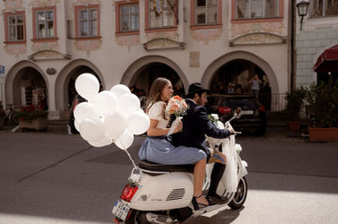 Hochzeit, Hochzeits-Shooting, Hochzeitsfotografie, Hochzeitsreportage, Standesamt, Kirche, Ringe, Motorrad, Vespa, Marie Röhr, Fotografin, Rosenheim, Kolbermoor, Bad Aibling, Chiemsee, Simssee, Tegernsee, Wasserburg