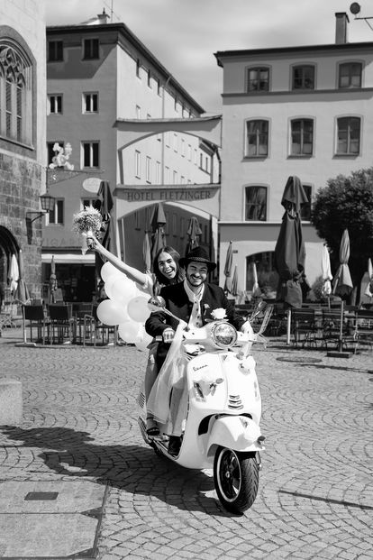 Hochzeit, Hochzeits-Shooting, Hochzeitsfotografie, Hochzeitsreportage, Standesamt, Kirche, Ringe, Motorrad, Vespa, Marie Röhr, Fotografin, Rosenheim, Kolbermoor, Bad Aibling, Chiemsee, Simssee, Tegernsee, Wasserburg