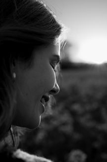 Portrait-Shooting, Portraitfotografie, Natur, Feld, Dämmerung, Sonne, Raps, Sonnenuntergang, Frau, Mädchen, sinnlich, Marie Röhr, Fotografin, Rosenheim, Kolbermoor, Bad Aibling, Chiemsee, Simssee, Tegernsee