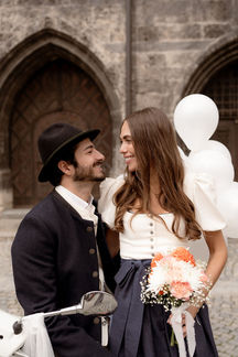 Hochzeit, Hochzeits-Shooting, Hochzeitsfotografie, Hochzeitsreportage, Standesamt, Kirche, Ringe, Motorrad, Vespa, Marie Röhr, Fotografin, Rosenheim, Kolbermoor, Bad Aibling, Chiemsee, Simssee, Tegernsee, Wasserburg