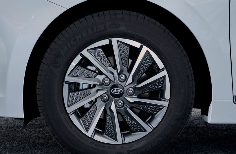 005-hyundai-ioniq-electric-polar-white-16_Image Video Collection Layer Item Desktop.jpg