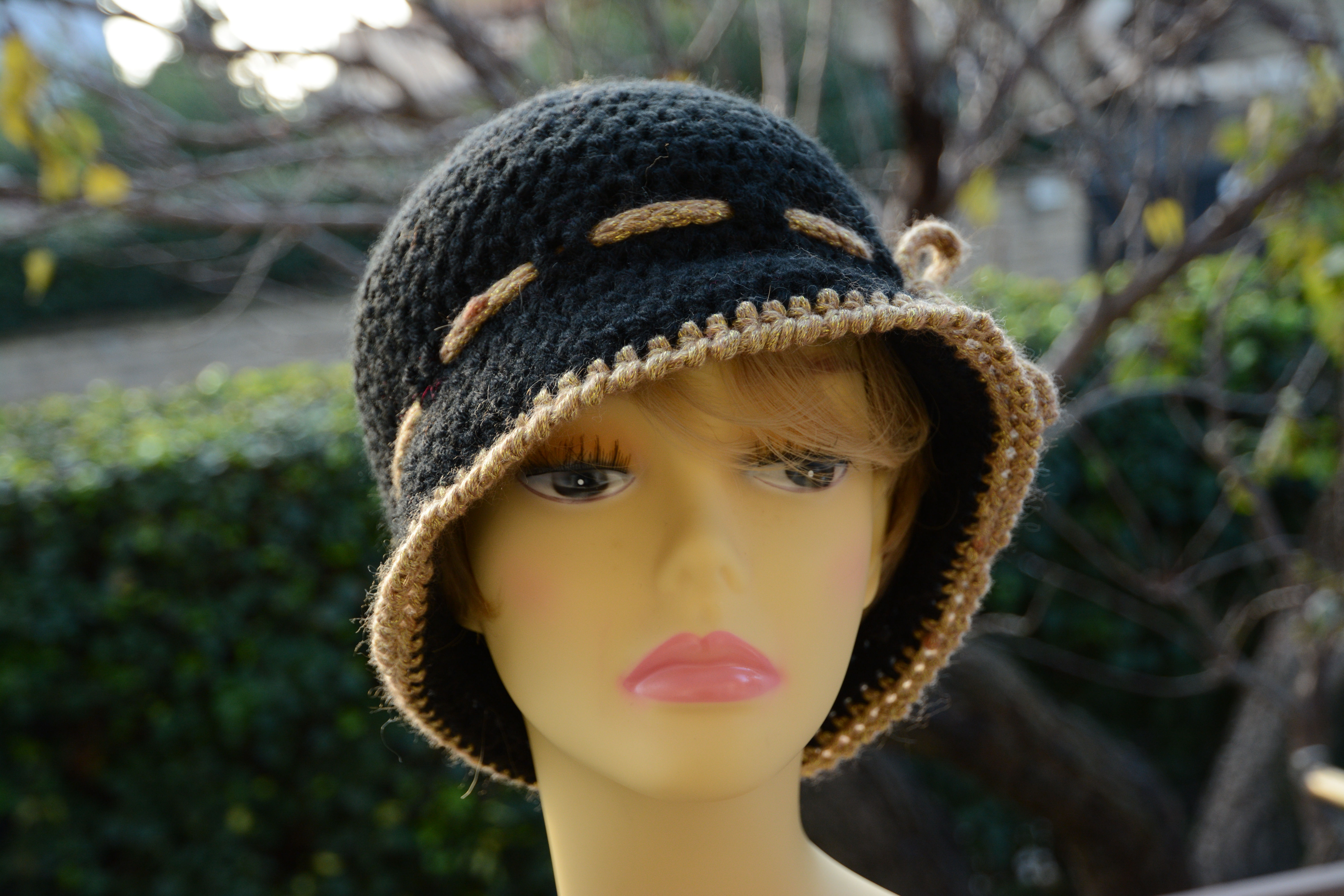 Cappello nero con bordo lurex