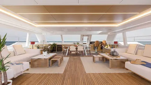 Du thuyền đôi Pronto sang trọng với nội thất lấy cảm hứng từ bãi biển nhiệt đới