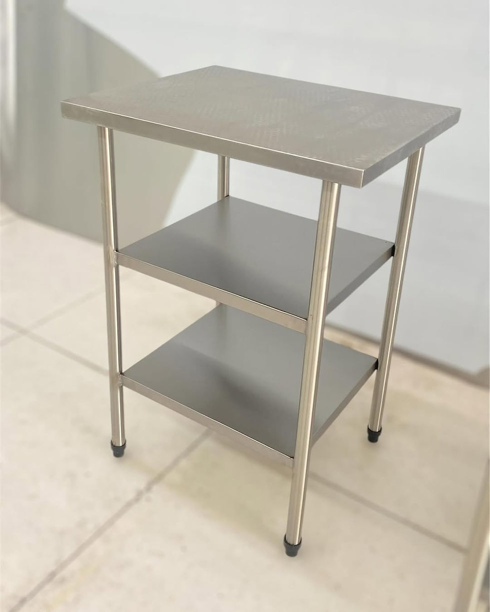 Mesa de aço inoxidável com duas prateleiras cinzas, Steel Inox, em um estúdio.