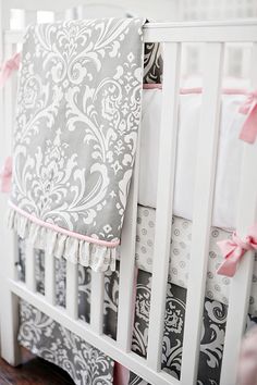 Quarto de bebê cinza e rosa